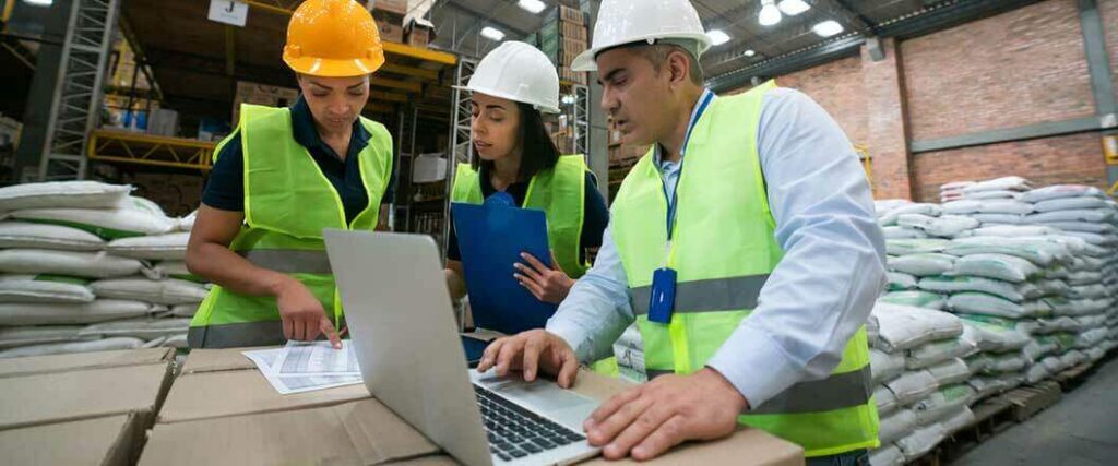 3PL warehouse workers coordinating the warehouse on a laptop